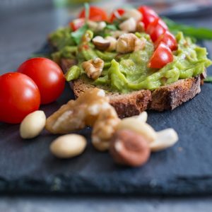 Vollkornbrot mit Avocado-Creme und Tomatenwürfeln