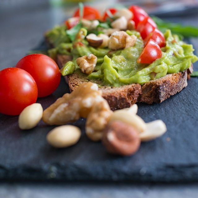Vollkornbrot mit Avocado-Creme und Tomatenwürfeln