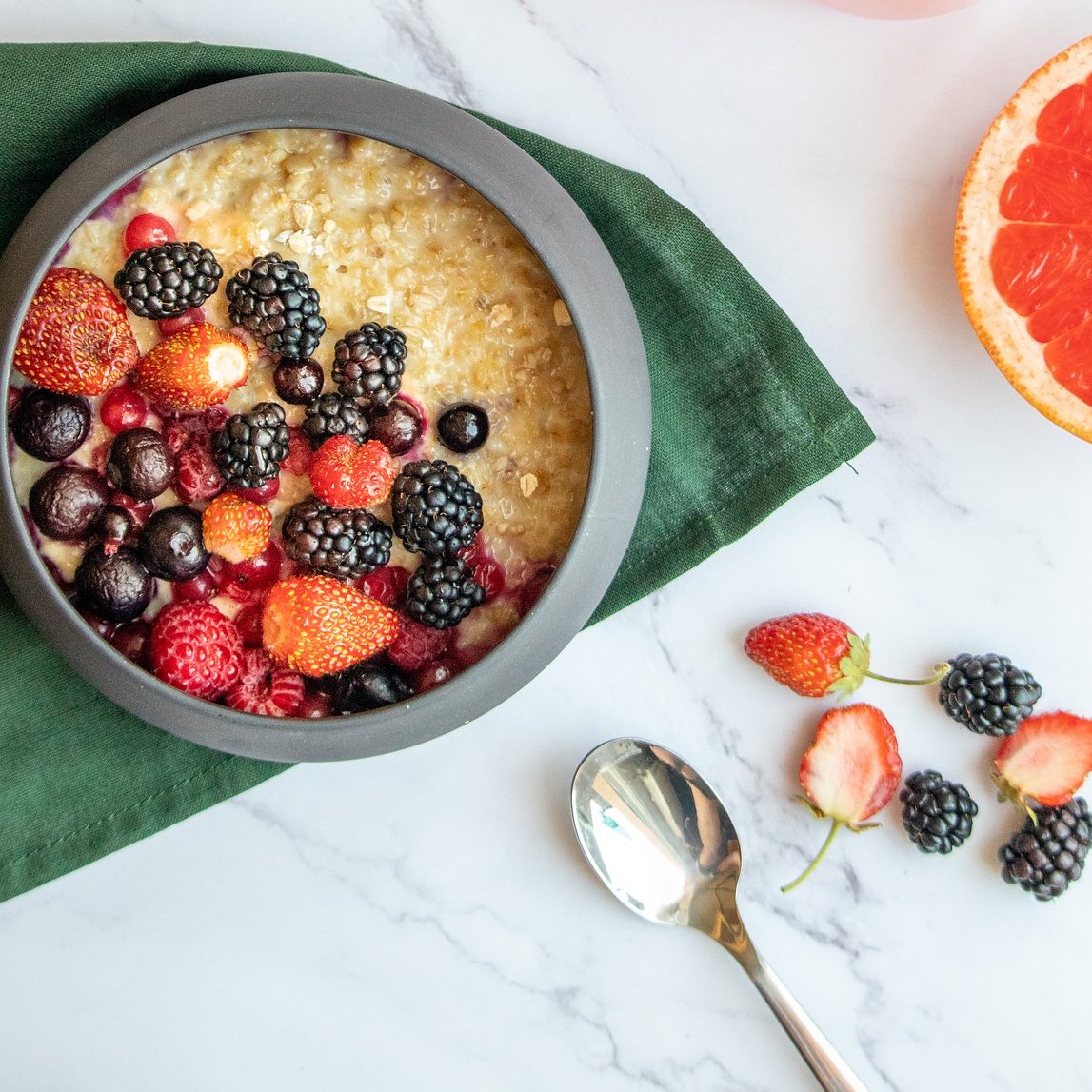 Hafer-Porridge mit Beeren Hafer-Porridge mit Beeren