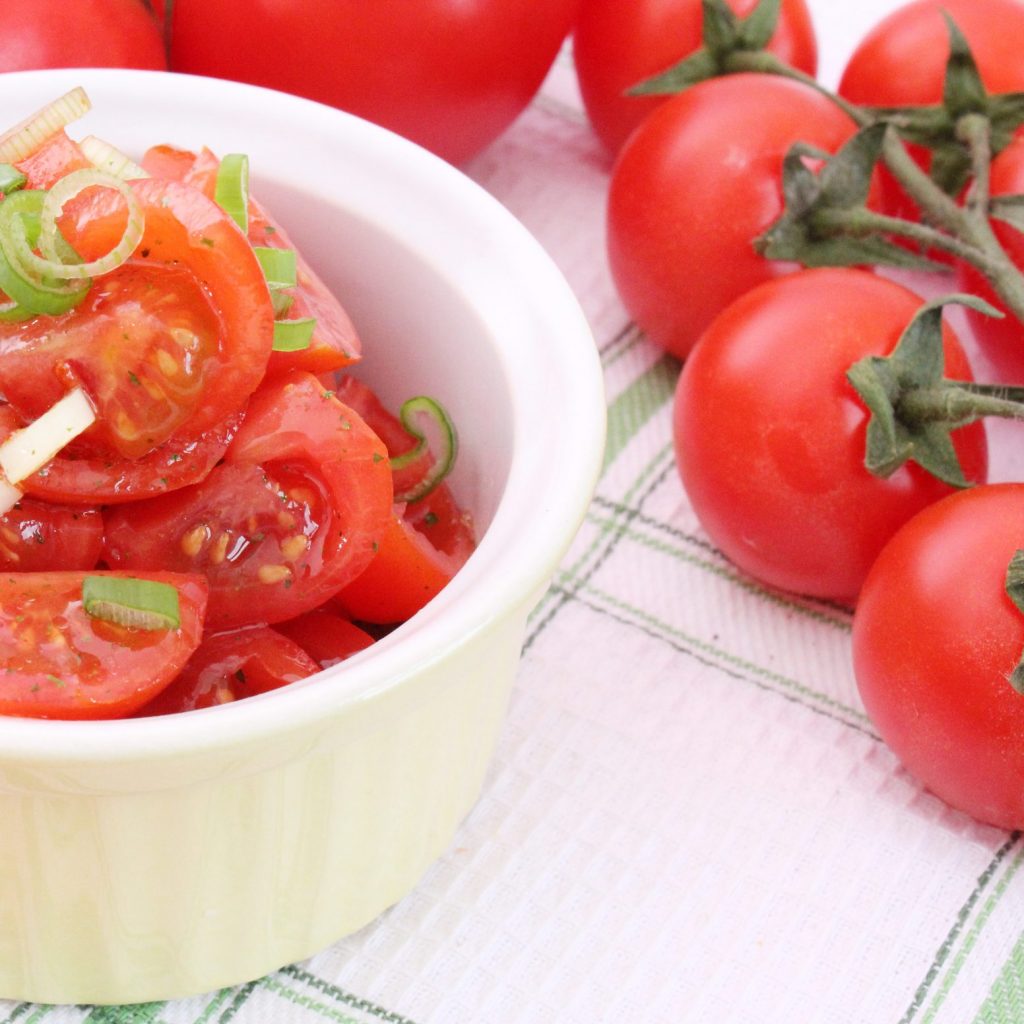 Marokkanischer Tomatensalat mit frischen Kräutern