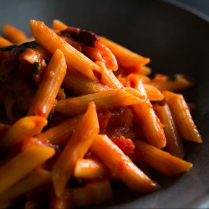 Pasta in Paprika-Sugo mit Kichererbsen