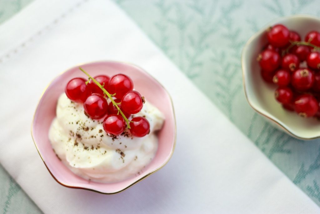 Quark mit Johannisbeeren und Knäckebrot
