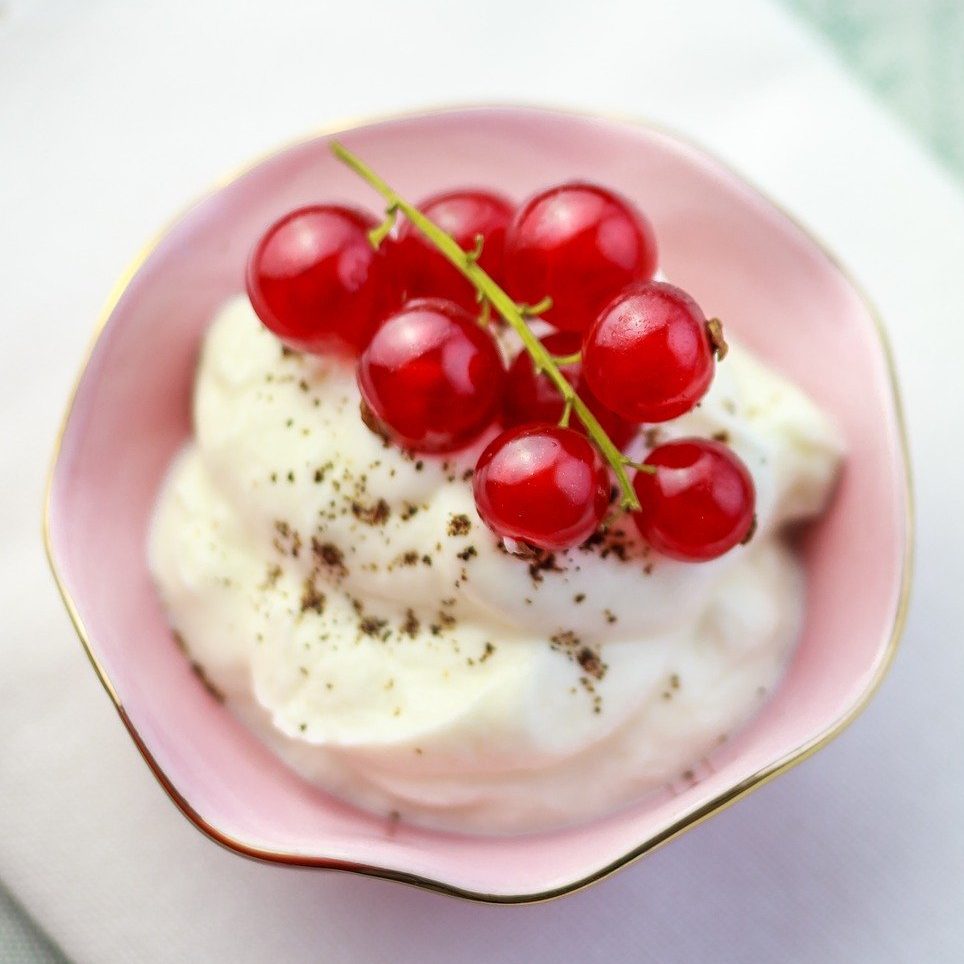 Quark mit Johannisbeeren und Knäckebrot Quark mit Johannisbeeren und Knäckebrot