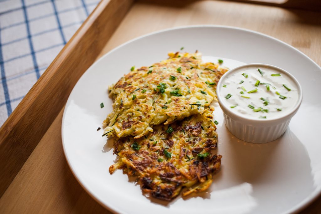 Zucchinipuffer mit Tzatziki