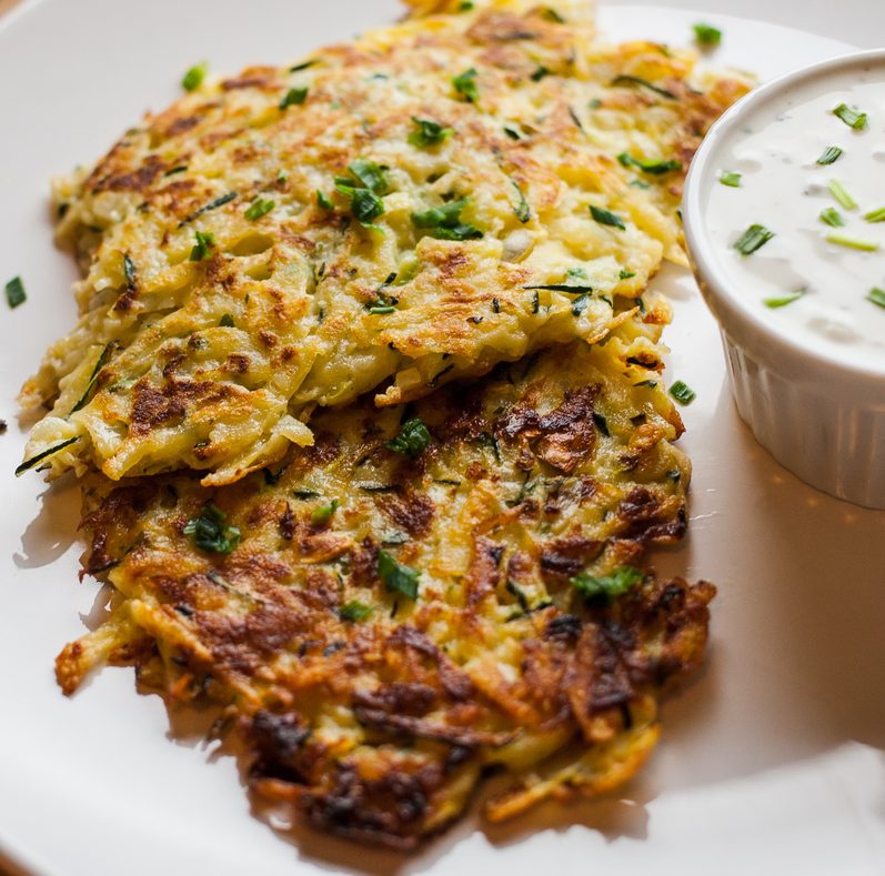Zucchinipuffer mit Tzatziki Zucchinipuffer mit Tzatziki